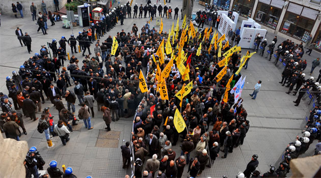 Taksim'de gergin YSK protestosu