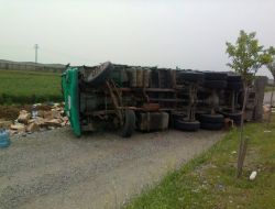 Temizlik Malzemesi Taşıyan Kamyon Devrildi: 2 Yaralı