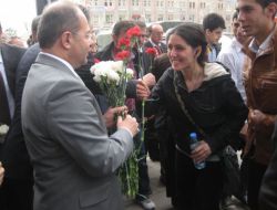 Bakan Akdağ Ve Milletvekili Adayları Karanfil Dağıttı