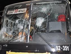 BELEDİYE OTOBÜSÜNÜ TAŞLADILAR