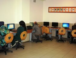 Nilüfer'de Öğrenciler Derste, Veliler İse Kursta Öğreniyor