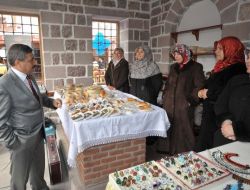 Ev Hanımları, El Emeği Göz Nuru Ürünlerini Pazarda Sergiliyor