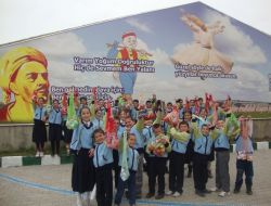 İlköğretim Öğrencileri Temiz Çevre İçin Esnafa File Dağıttı