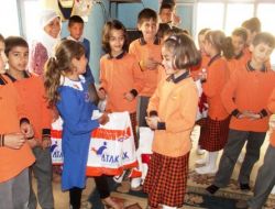 Atak Koleji Öğrencileri Kardeş Aileye Gıda Yardımında Bulundu