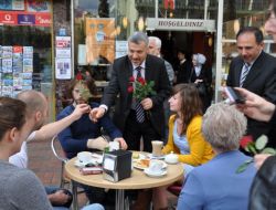 Alanya'da Turistlere Gül Dağıtıldı