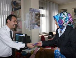 Belediye Otobüsünde Cüzdanını Kaybeden Öğrenciyi, Sgk Memuru Sevindirdi