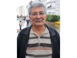 Yağmur Suyuyla Dolan Sokakta Botla Balık Tutmaya Çalıştı