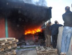 Paketleme Fabrikası 1 Saatte Kül Oldu