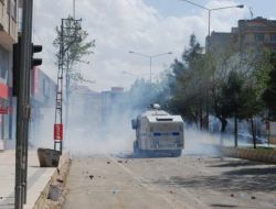 Batman'da Göstericiler Polisle Çatıştı: 60 Kişi Gözaltına Alındı