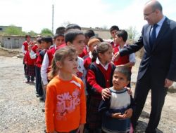 BAKAN ŞİMŞEK, KÖY EVİNDE..