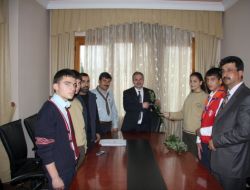 Kozan’da İzci Öğrenciler Kutlu Doğum Anısına Gül Ve Lokum Dağıttı