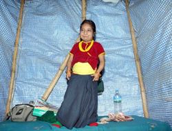 Nepalli Kadın, 71.1 Santim Boyu İle Guinness Girmeye Çalışıyor