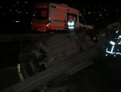 Bariyere Çarpan İki Otomobil Takla Attı