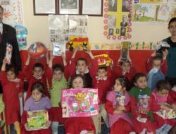 Kardeş Okulun Öğrencilerini Oyuncaklarla Sevindirdiler