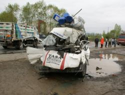 Yolcu Minibüsü Tır'a Çarptı 11 Yaralı!