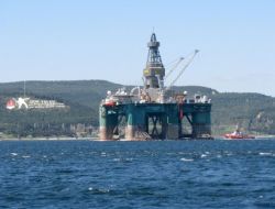 Greenpeace Üyelerinin Eylem Yaptığı Platform Çanakkale Boğazı'ndan Geçti