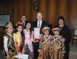 Vali Kılıçlar Dünya Çocuklarını Ağırladı