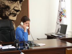 Belediye Başkanlığı Koltuğuna Oturan Küçük Esra, Talimat Yağdırdı