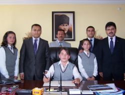 İlköğretim Öğrencileri Makam Koltuğunda..