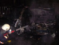 Küçükçekmece’de 3 Araç Kundaklandı