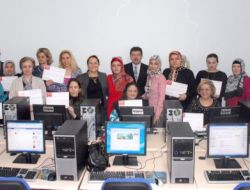 Bilgisayar Kursunu Tamamlayan Ev Hanımları Sertifika Aldı