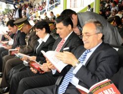 Şanlıurfa'da Aynı Anda 10 Bin Kişi Kitap Okudu