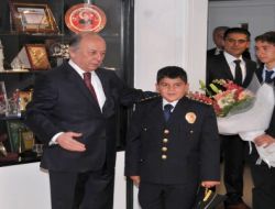 Emniyet Müdürünün Koltuğuna Oturdu, Telsizle Emirler Verdi