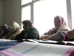 Köyün İmamı Köylülere Okuma Yazma Öğretiyor