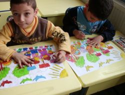Minik Eller Resim Boyama Yarışı Yaptı