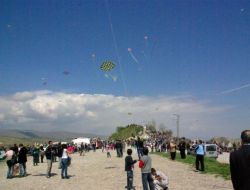 Yetmişlik Ninelerin Uçurtmaları Gökyüzünü Renklendirdi