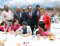 Kumluca’yı Gezen Gazeteci Ilıcak, Sera Domateslerini Beğendi