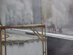 Fabrika Yangınını Söndürme Çalışmaları