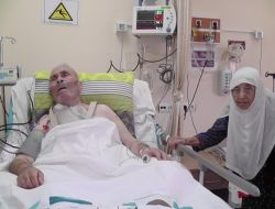 63 Yıllık Eşini Ameliyat Masasında Da Yalnız Bırakmadı