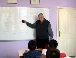 Amerikalı Akademisyenden Okuma Salonu Öğrencilerine İngilizce Dersi