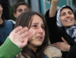 Gözyaşlarıyla Ayrıldılar