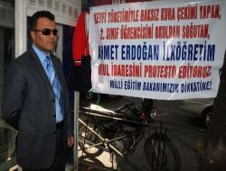Kızının Sınıfı Değiştirildi Diye Pankartlı Eylem Yaptı