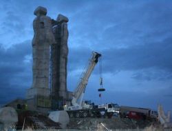 İnsanlık Anıtı'nın 4 parçası 100 ton