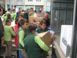 İnegöl'den Gelen Yardımlar Cizre'deki Öğrencileri Sevince Boğdu