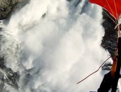 Düşen Çığ Üzerinden Nefes Kesen Atlayış