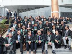 Kck Duruşmasına Katılmayan Avukatlar Adliye Önünde Eylem Yaptı