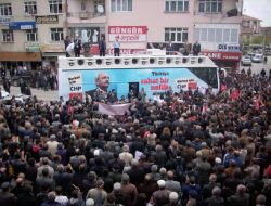 Kılıçdaroğlu, Kendisinden Küfrü Tekrarlamasını İsteyen Partililere Gülümsedi