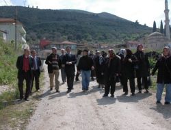 Kadınlar Başkanı Mahalle Çağırıp Yol İstedi