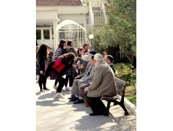 Öğrenciler Harçlıklarını Biriktirdi, Huzurevi Sakinlerini Mutlu Etti