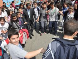 Belediye Başkanı Çocuklarla Halay Çekti