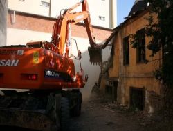 Evler Yıkıldı, Mahalleli Sevincinden Belediyeyi Alkışladı