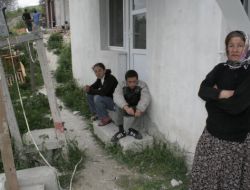 Evleri Yıkılan Mahalleli Belediyeyi Taşladı