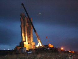 İnsanlık Anıtı'nın Baş Kısımları Yerinden Söküldü