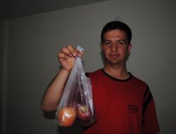 Elma Görünce Elektrik Çarpmışa Dönüyor