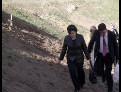 Yatalak Kız Çocuklarına Kaymakamın Eşi Sahip Çıktı