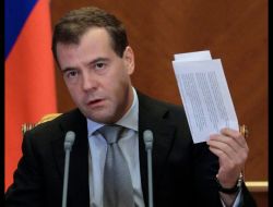 Medvedev Bürokratları Bataklığa Yangın Söndürmeye Gönderecek